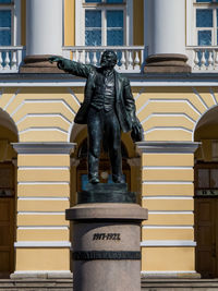 Statue of statues outside building