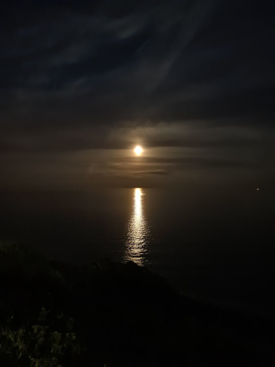 SCENIC VIEW OF SEA AGAINST SKY AT NIGHT