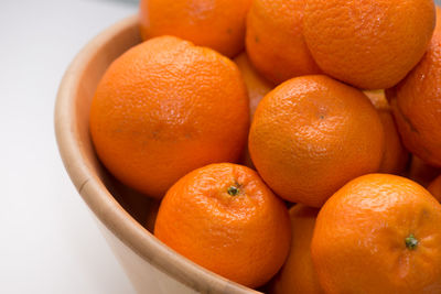 Close-up of oranges in bowl