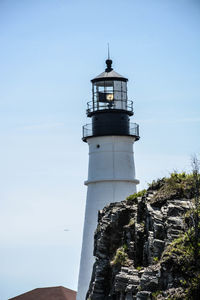 Close up of the tower of portland headlight lighthouse where you can see the lamp