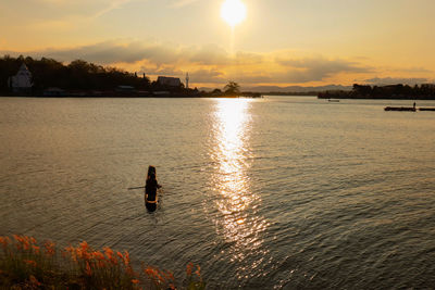 Fisherman attach the net