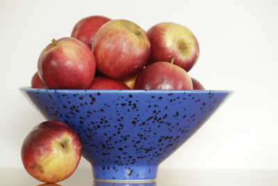 Close-up of apples in bowl