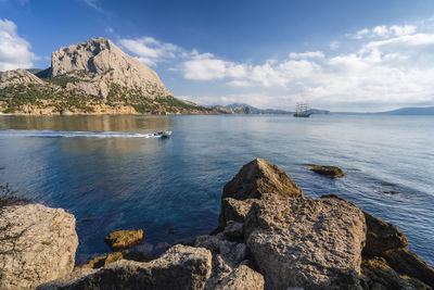 View of the sea bay in the village novyi svit on the background of mount falcon in the crimea