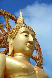 Low angle view of statue against temple building