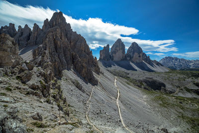 Cadini di misurina mountain path, tre cime, trentino alto adige, italy