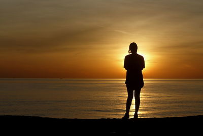 Photo set woman silhouette, look at the beauty, sunrise from the sea alone