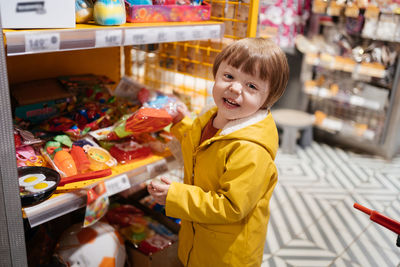 Child in the market goes shopping