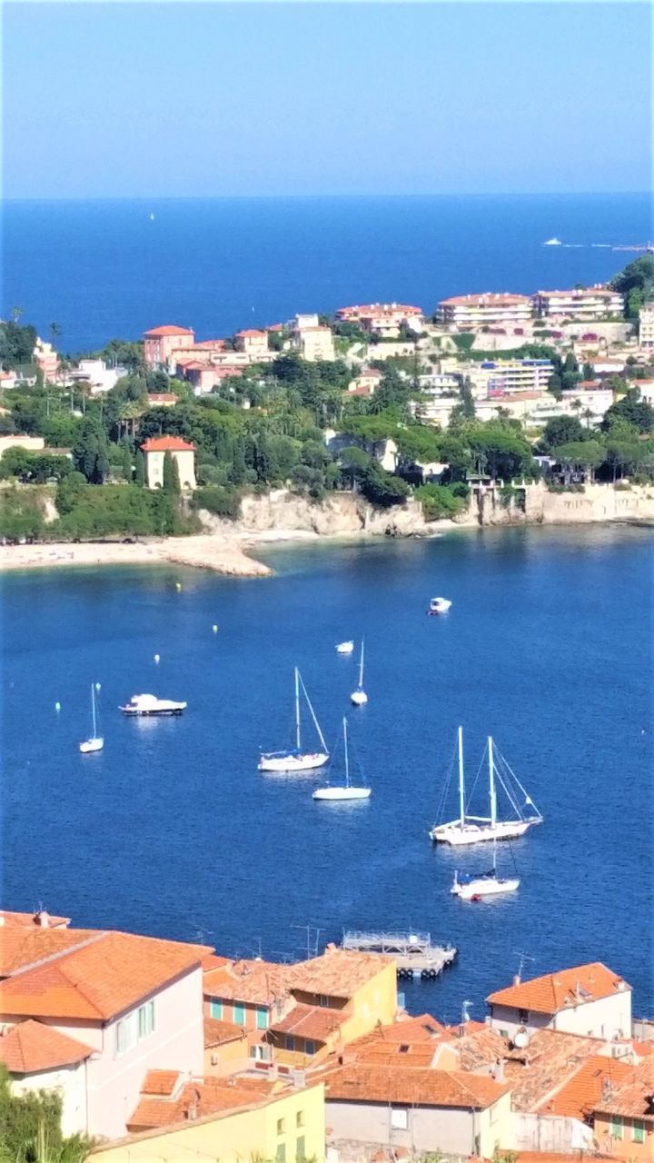 HIGH ANGLE VIEW OF TOWNSCAPE BY SEA