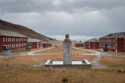 Abandoned soviet/ russian settlement pyramiden in svalbard archipelago