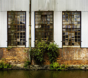 Derelict factory on birmingham to worcester canal, worcester, uk