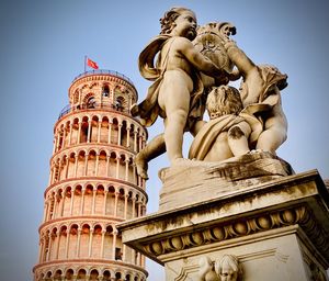 Pisa, piazza dei miracoli con la torre e la fontana dei putti.