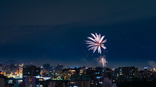 Images with new year's, réveillon, fireworks exploding in the sky in niterói, rio de janeiro, brazil