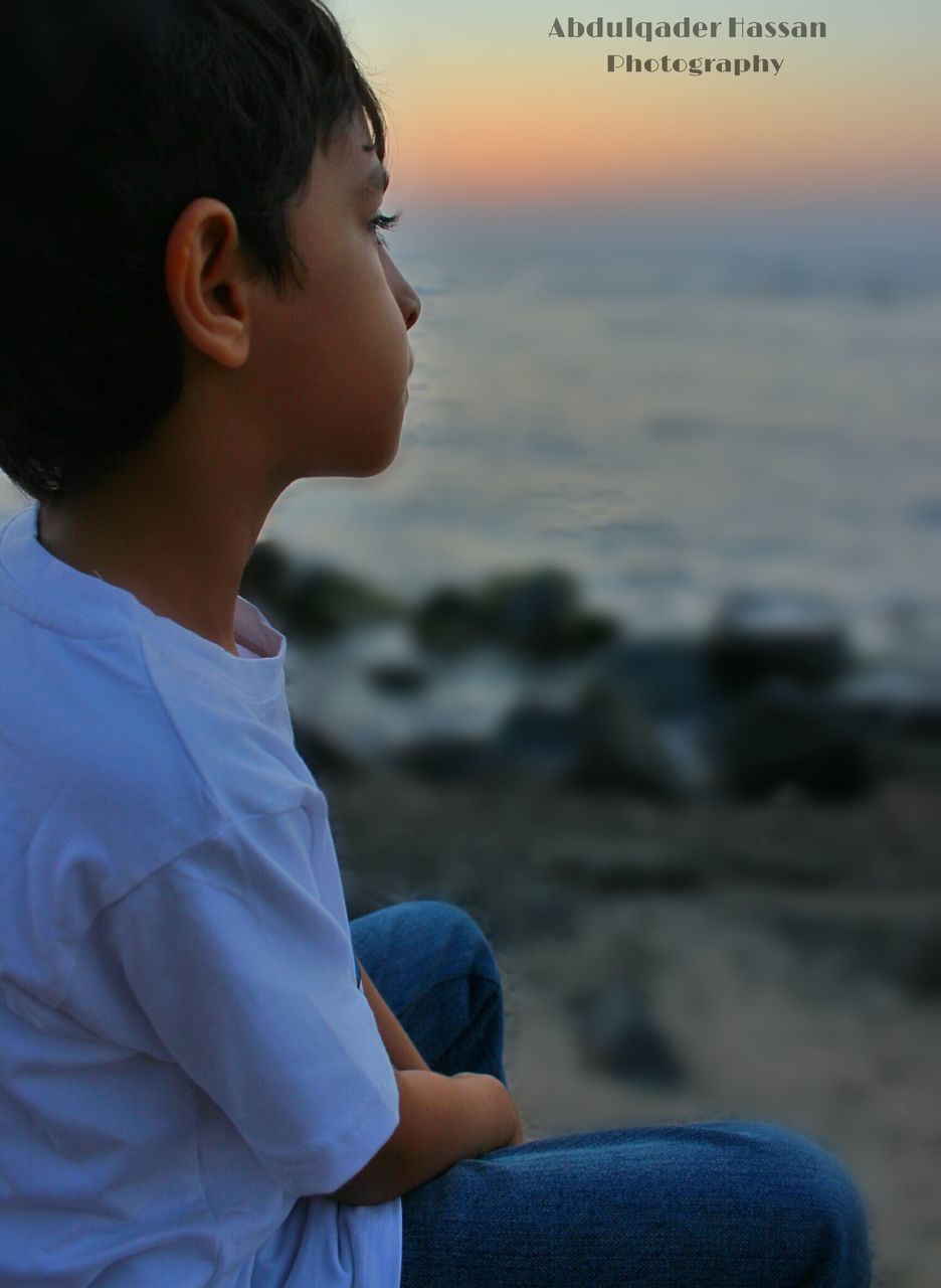 lifestyles, leisure activity, focus on foreground, person, casual clothing, waist up, three quarter length, young adult, water, side view, rear view, sea, headshot, standing, looking away, beach, young women