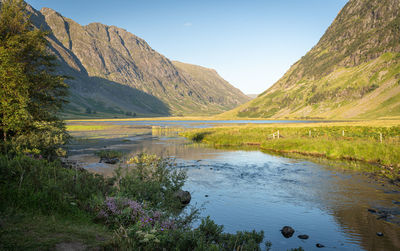 Scenic view of loch achtriochtan and river coe in glen coe, scottish highlands, uk. tranquil scene