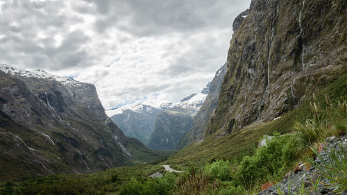 Green valley full of waterfalls and snowy mountains. fiordland national park, new zealand