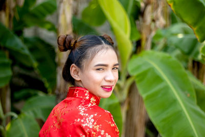 Portrait of a smiling young woman outdoors