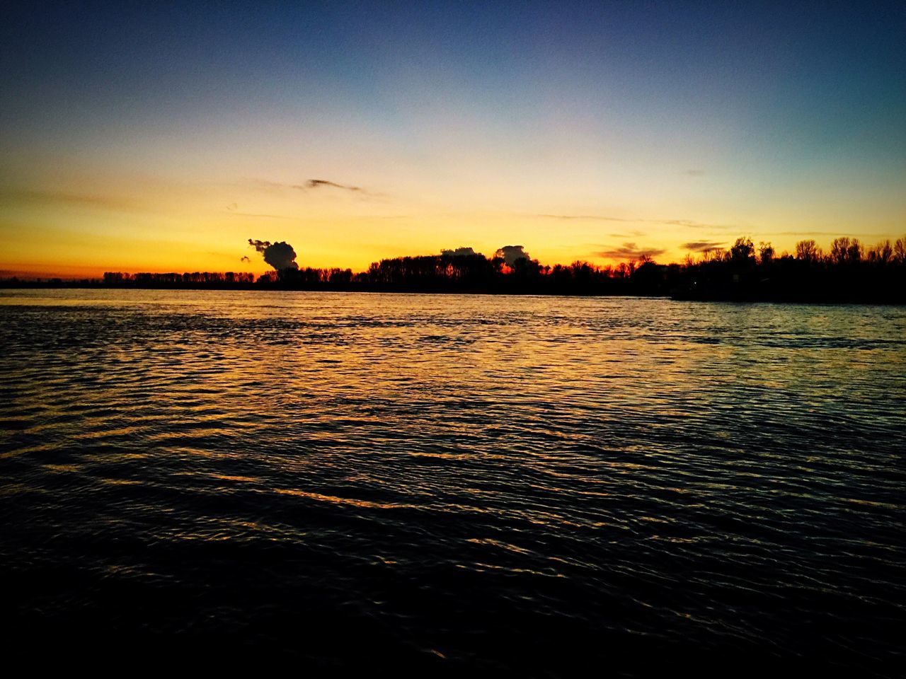 sunset, water, scenics, sea, tranquil scene, orange color, beauty in nature, sky, tranquility, silhouette, waterfront, idyllic, rippled, nature, dusk, reflection, horizon over water, dramatic sky, outdoors, beach