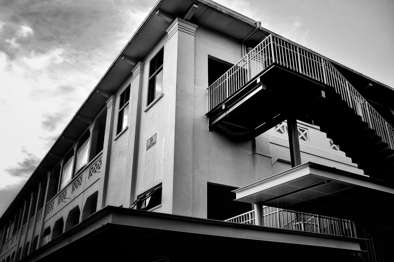 Streetphotography black and white point of view Singapore