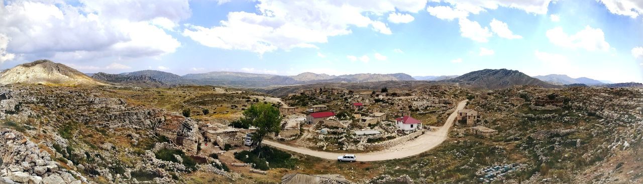 PANORAMIC VIEW OF LAKE AGAINST SKY