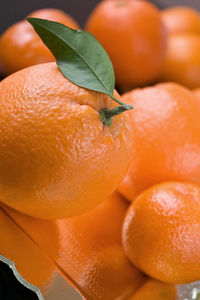 Close-up of fresh oranges in plate