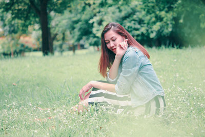 Young woman wearing sunglasses on field