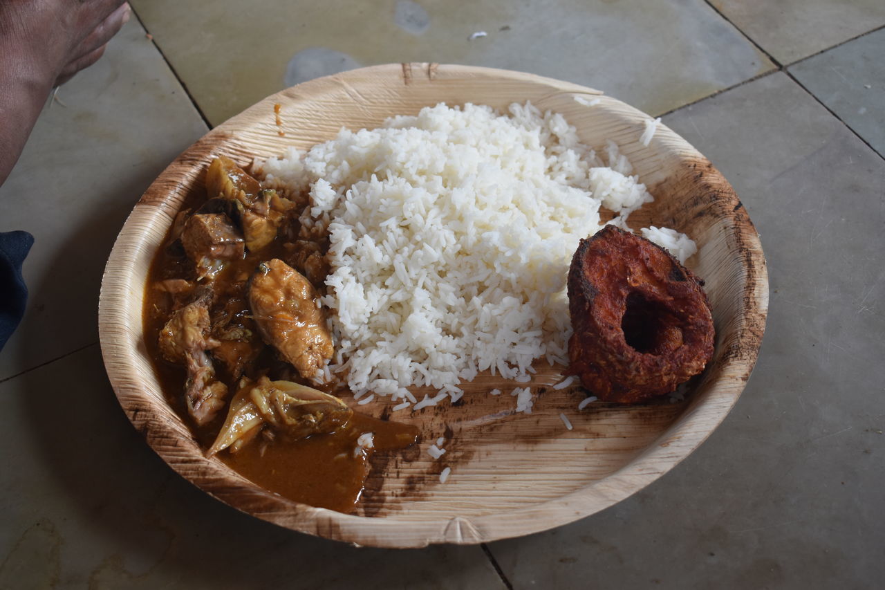 HIGH ANGLE VIEW OF FOOD IN PLATE