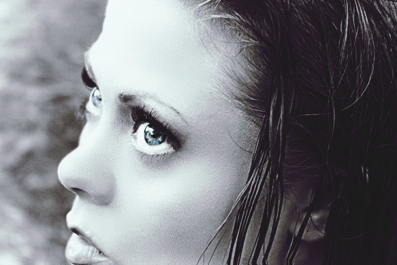 CLOSE-UP PORTRAIT OF YOUNG WOMAN