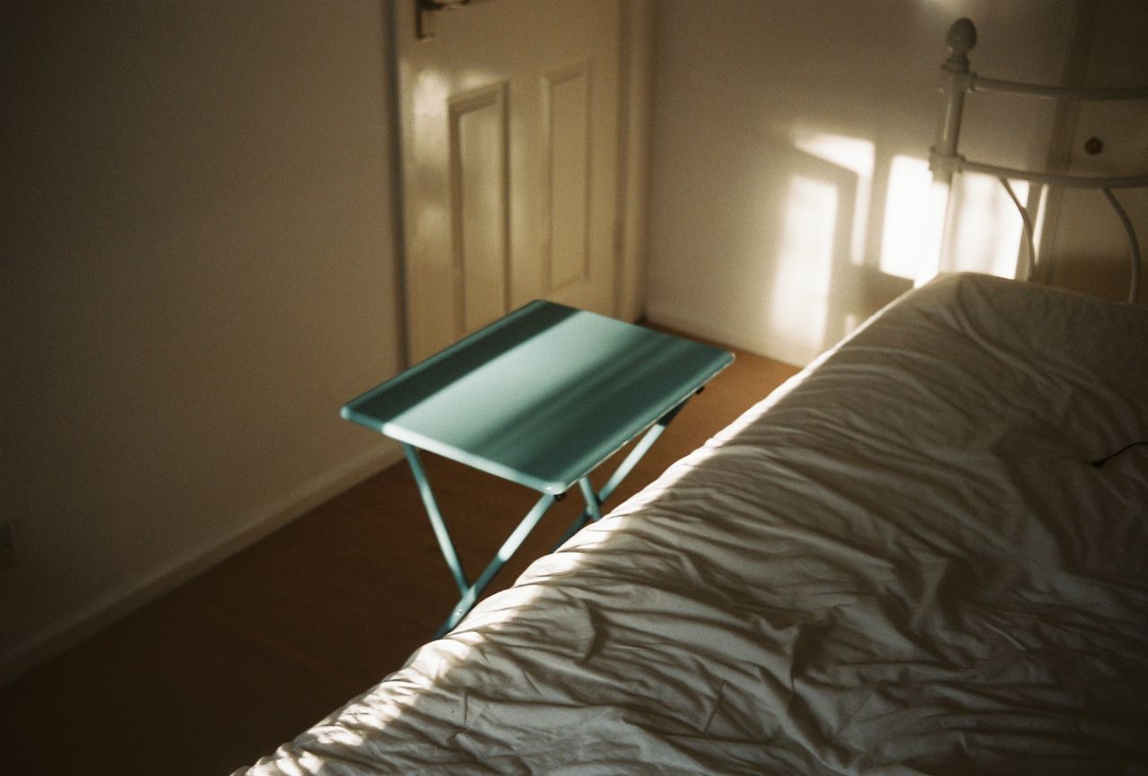 HIGH ANGLE VIEW OF ELECTRIC LAMP ON BED