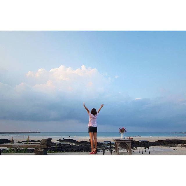 sea, horizon over water, sky, water, beach, standing, cloud - sky, lifestyles, full length, transfer print, scenics, leisure activity, tranquil scene, tranquility, auto post production filter, cloud, shore, rear view