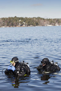 Divers preparing for diving