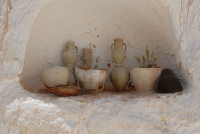 Urns on niche