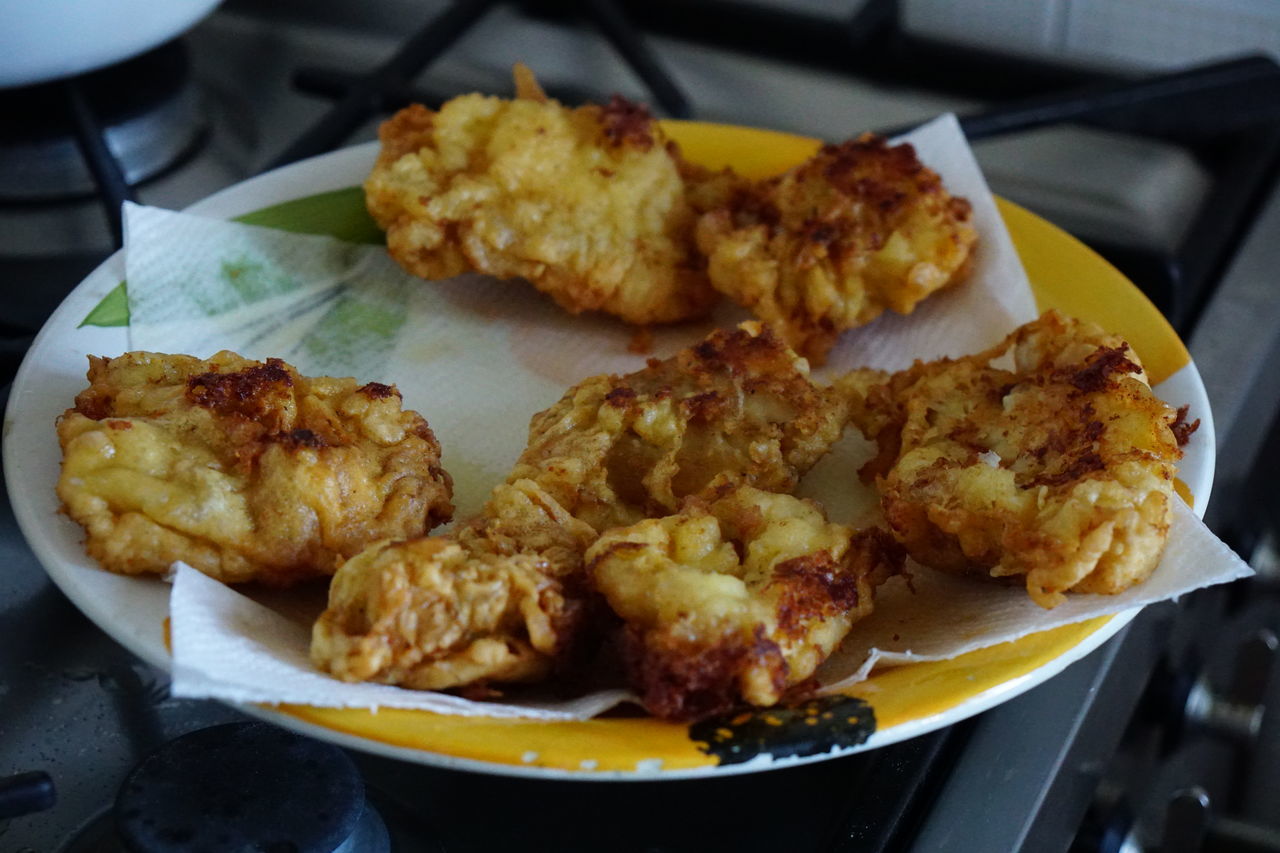 HIGH ANGLE VIEW OF FOOD IN PLATE