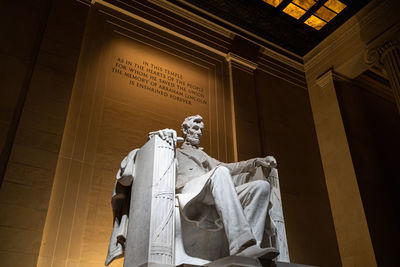 Abraham lincoln memorial statue at night