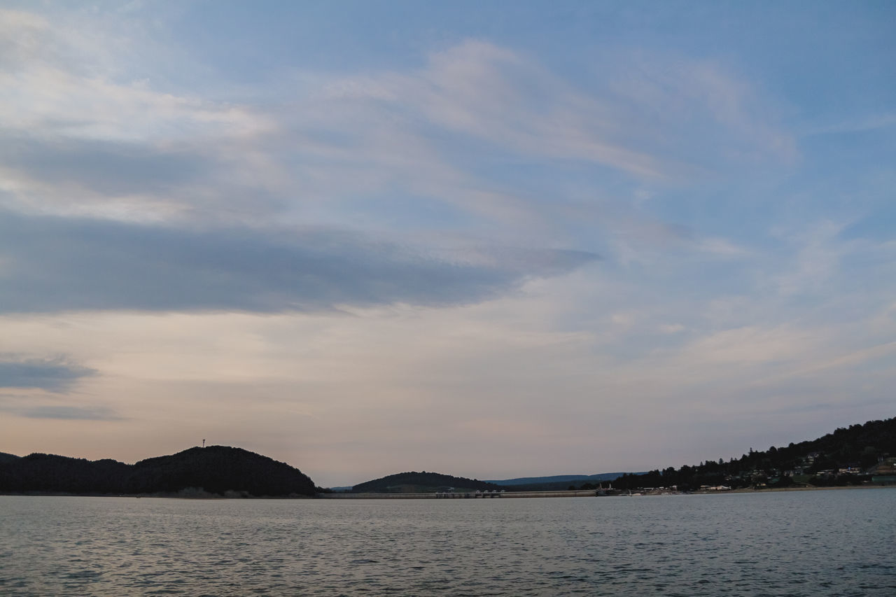 SCENIC VIEW OF SEA AND MOUNTAINS AGAINST SKY