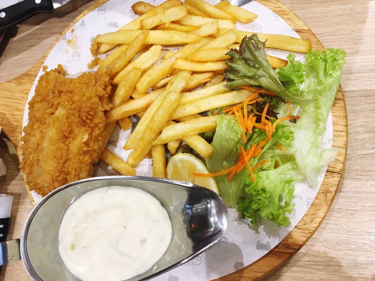 HIGH ANGLE VIEW OF FOOD IN PLATE