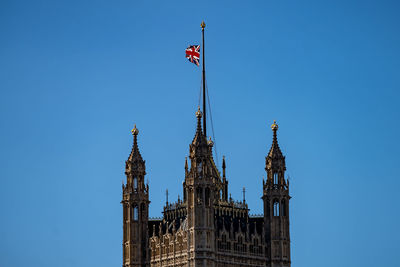 Uk - london - 09-16-2022. the tower of westminster hall with the british flag at half mast. 