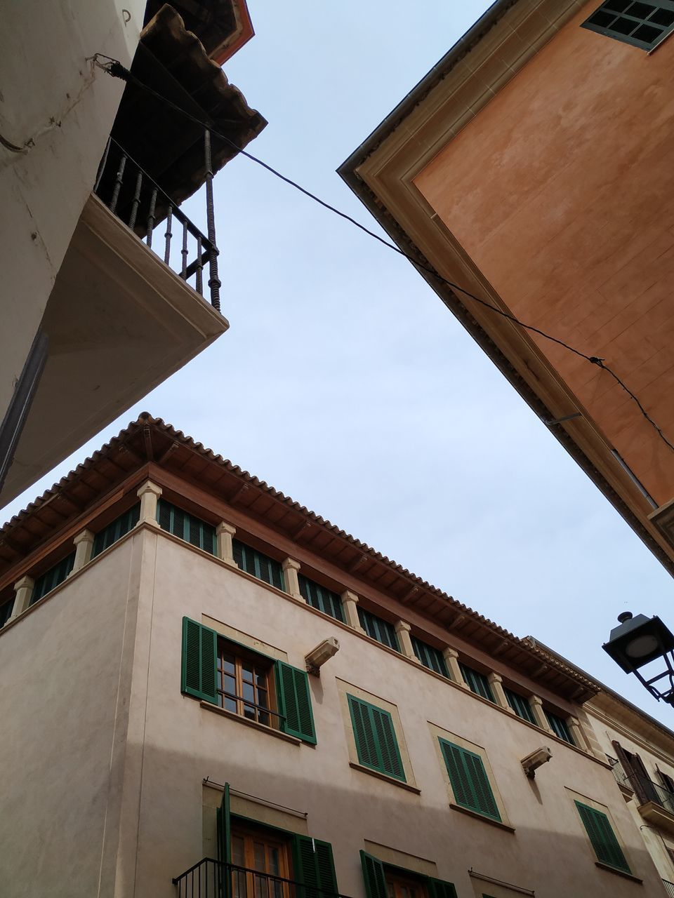 LOW ANGLE VIEW OF HOUSE AGAINST SKY