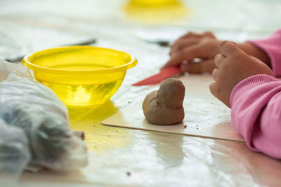 A child makes clay crafts with his hands