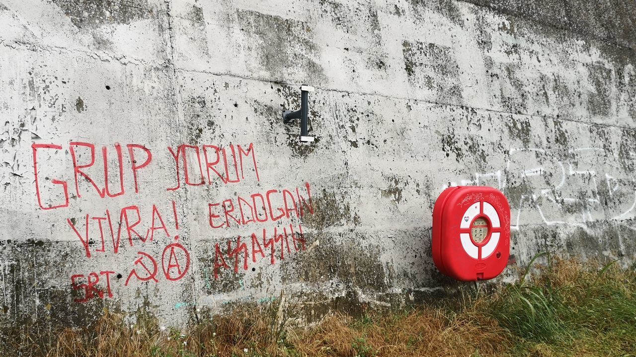 CLOSE-UP OF ARROW SIGN ON WALL