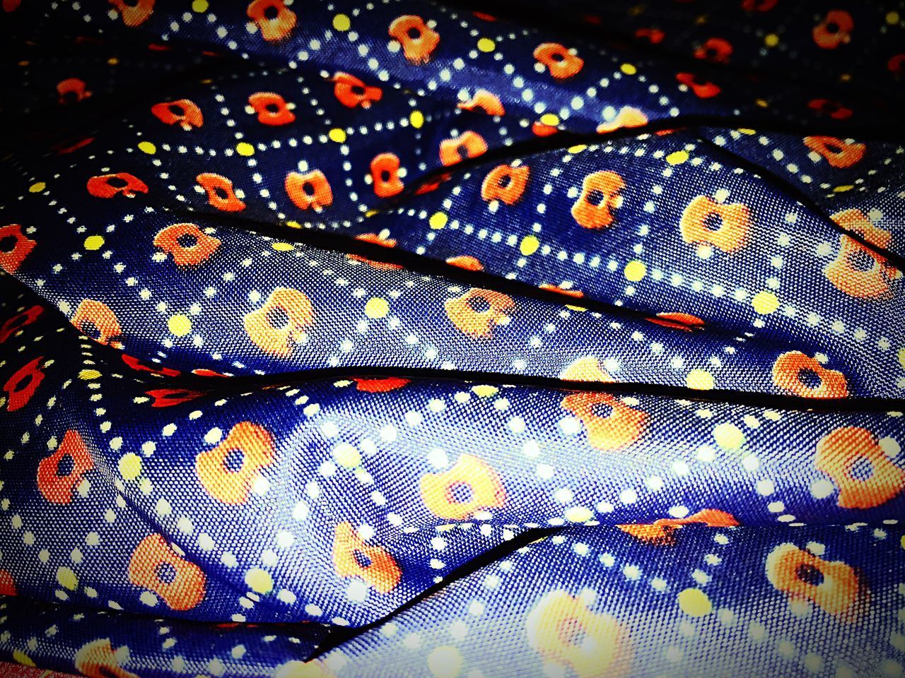 CLOSE-UP OF MULTI COLORED PATTERN