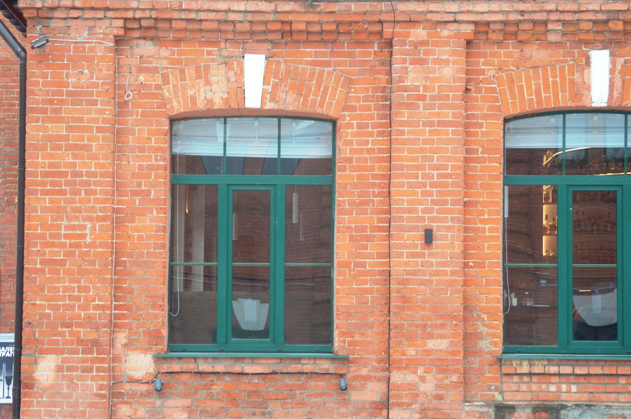 architecture, built structure, building exterior, brick, window, brick wall, brickwork, wall, building, facade, no people, day, wall - building feature, glass, residential district, outdoors, city, closed, door, house, window covering, old, full frame