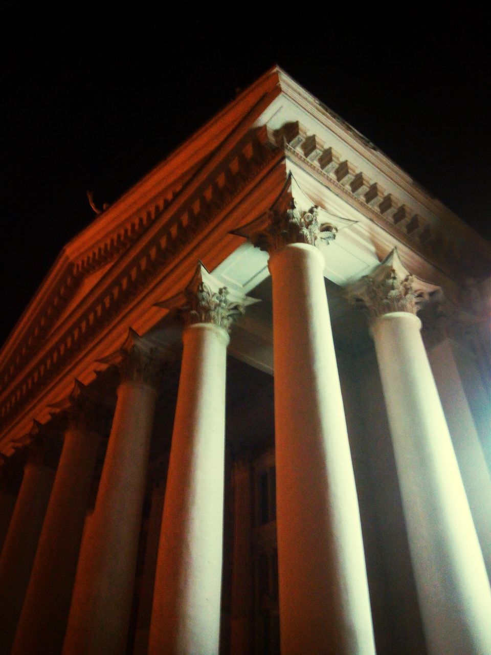 architecture, built structure, low angle view, architectural column, column, illuminated, night, famous place, building exterior, travel destinations, international landmark, history, tourism, travel, capital cities, pillar, architectural feature, no people, colonnade, city