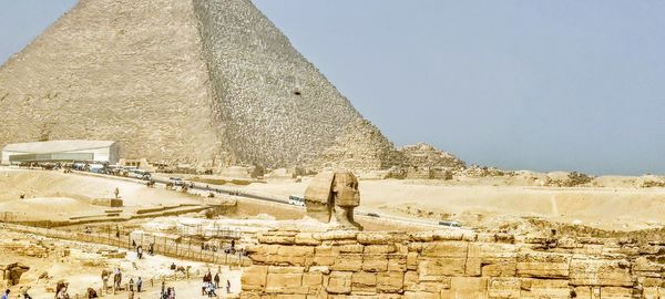 The spinx and the ancient pyarimds of giza.