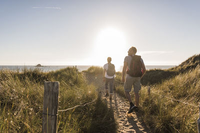 France, bretagne, finistere, crozon peninsula, couple during beach hiking