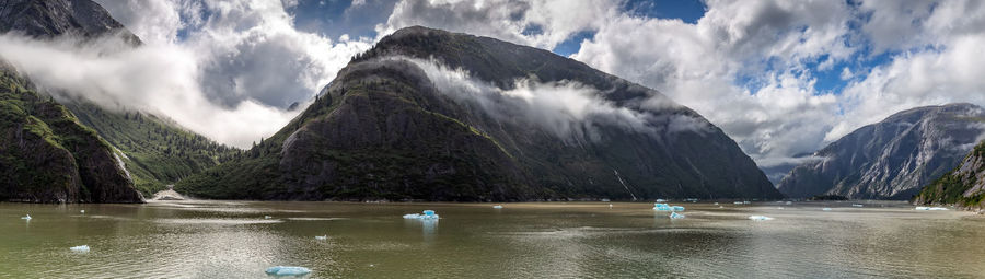 Panoramic view of lake and mountains against sky