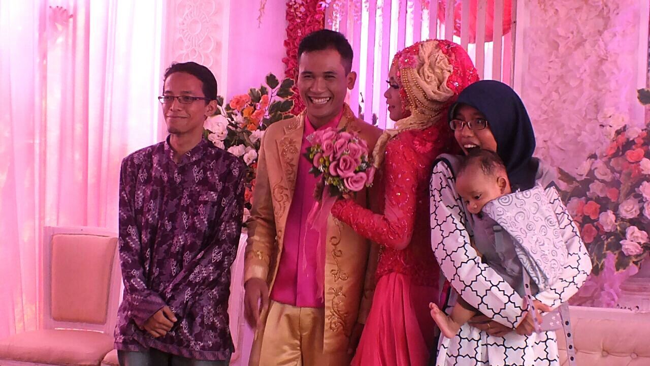 Weddingshoot weddingphotographer Wedding reception weddingsession Moslem Indonesia moslem moslem bride moslem women indonesian family indonesian wedding smile smilerforever Smile is the best way to live f
