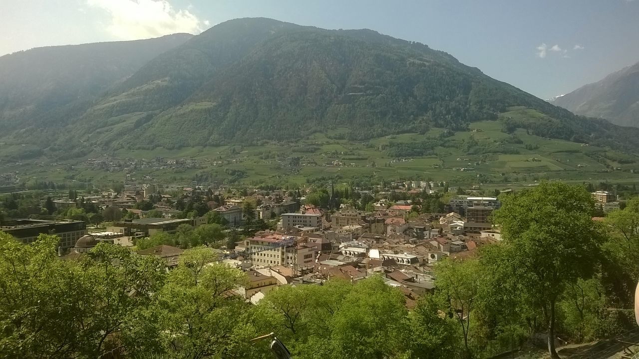 HIGH ANGLE VIEW OF LANDSCAPE AGAINST MOUNTAINS