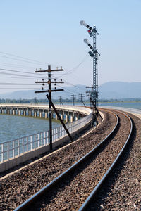 The traffic signal pole showing permission to the next station on the curved concrete bridge.