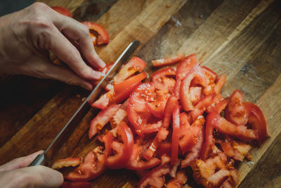 Cutting tomatos for pizza