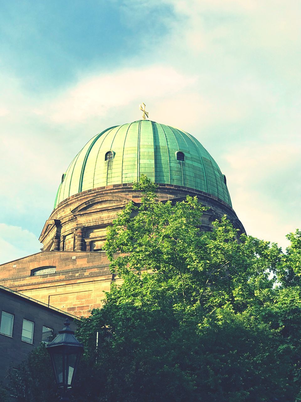 LOW ANGLE VIEW OF HISTORICAL BUILDING